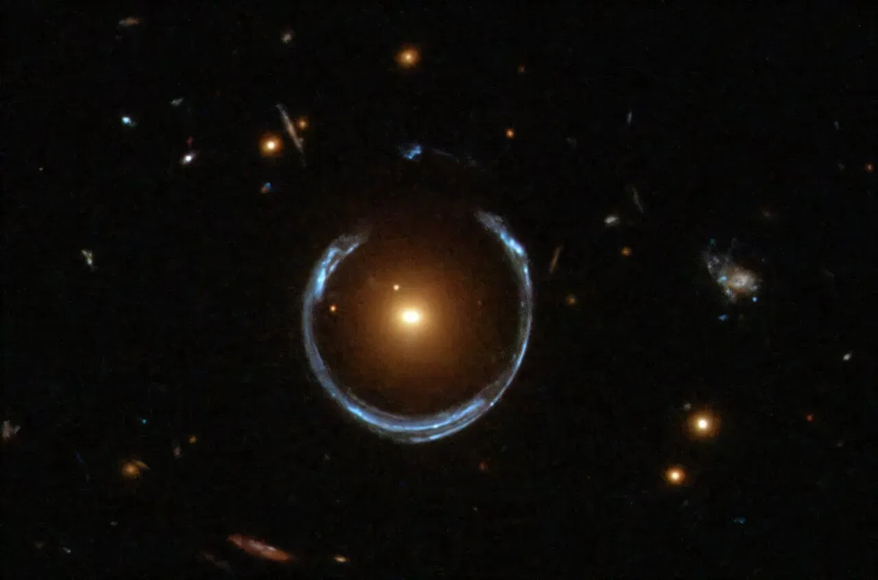 ✟ Новы "крыж Эйнштэйна" паказаў невідочнае – гіганцкае гало з цёмнай матэрыі